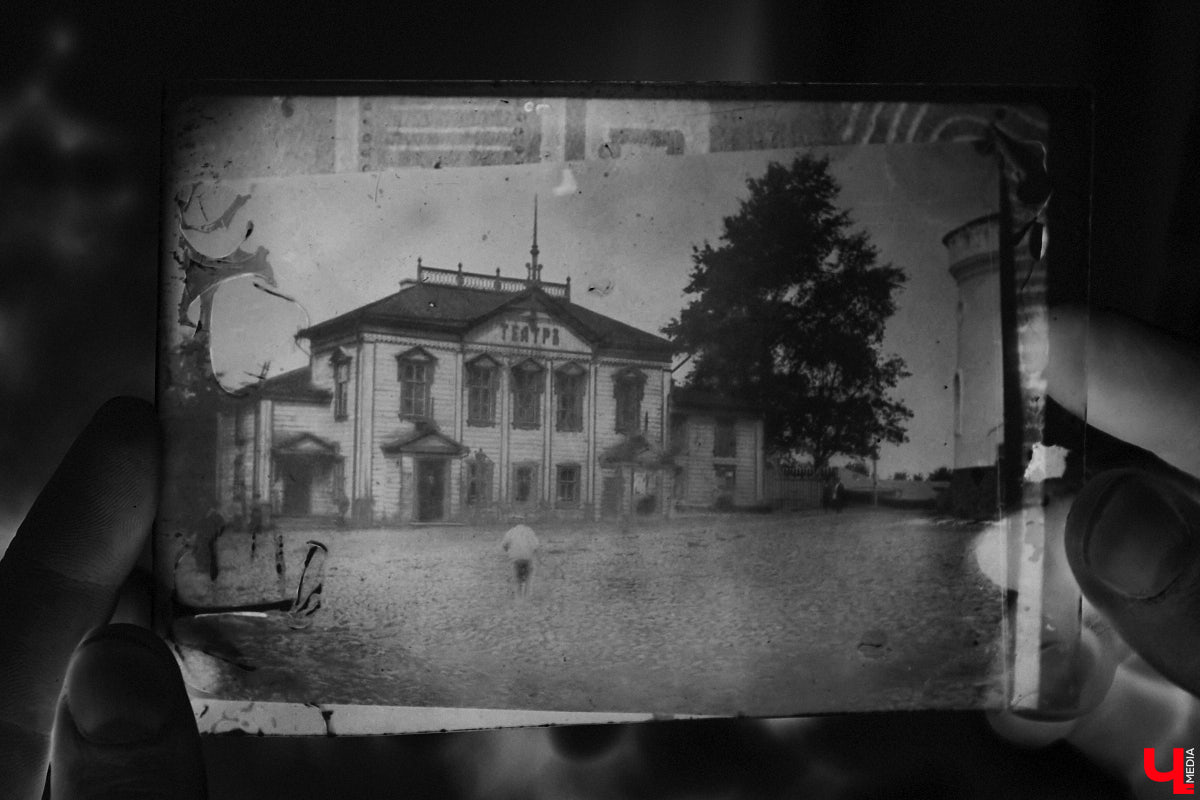 Местный коллекционер и краевед собрал уникальный фонд из газет, рукописей и книг. Одну из этих бумажных реликвий он даже выменял на последний костюм! Теперь же архив Леонида Богданова помогает разгадывать исторические загадки и делать яркие открытия. Например, из истории Владимирского академического театра драмы.